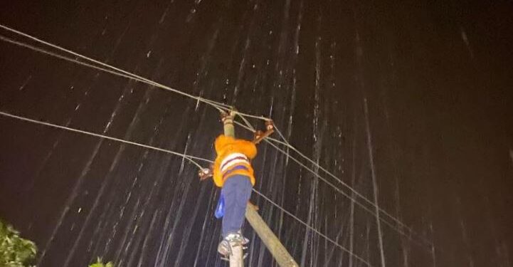 Moti i keq në Fier, disa fshatra mbeten pa energji elektrike