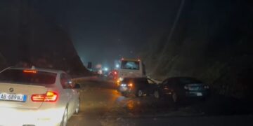 Bllokohet bypassi i rrugës së Arbrit, shembje dherash e gurësh, bllokohet qarkullimi