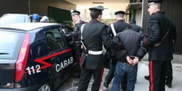 Plagosi me kaçavidë dhe i grabiti 14 mijë euro pensionistit në banesë, arrestohet 34-vjeçari shqiptar