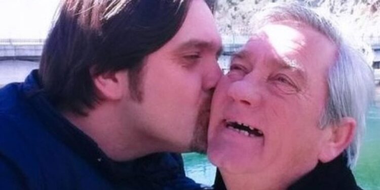 Julian Deda, mesazh prekës për 1-vjetorin e ndarjes nga jeta të Zef Dedës