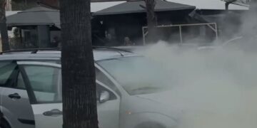 Tiranë, automjeti përfshihet nga flakët teksa ishte në lëvizje