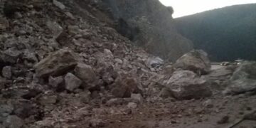 Rrëshqitje masive dheu në Kukës, bllokohet për një orë aksi rrugor