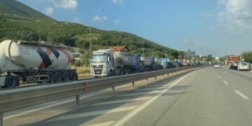 Kosovë-Shqipëri, rikthehet skanimi i autoboteve me naftë në kufi