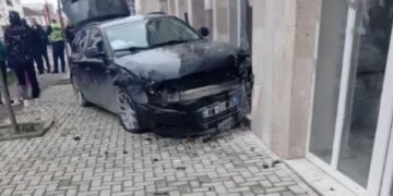 Aksident i rëndë në Vorë, dy automjete përplasen “kokë më kokë”