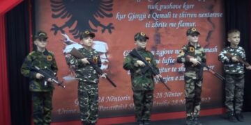 Tjetër incident në Maqedoninë e Veriut! Nxënësit veshën uniformë të UÇK-së, ministrja paralajmëron masa ndaj shkollës në Çellopek