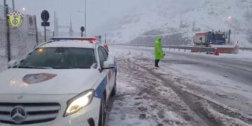Reshjet e dëborës në Rrugën e Kombit, policia thirrje drejtuesve të mjeteve për kujdes të shtuar