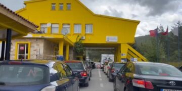 U arrestua në Kapshticë para disa muajsh, 50-vjeçari i dënuar për drogë ekstradohet nga Shqipëria drejt Turqisë