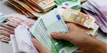 Rënie drastike e Euros kundrejt Dollarit, shkak bëhet kriza buxhetore