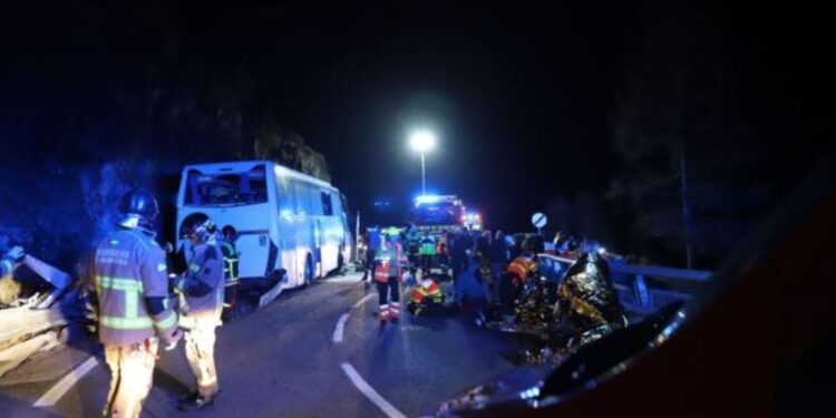 Aksident i rëndë, autobusi plot me pasagjerë përplaset me një shkëmb, raportohet për 2 viktima dhe mbi 30 të plagosur