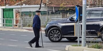 Kalimtarja përplaset nga një automjet në vijat e bardha në Durrës