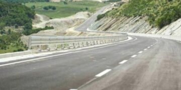 Banorët e fshatit Gështenjas në Pogradec në protestë: Rrugët po i asfaltojnë keq