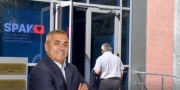 GJKKO i ka caktuar “arrest shtëpie”, kryetari i bashkisë së Tropojës thyen masën, bën mbledhje me stafin