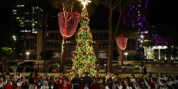 Festat e fundvitit, ndizen dritat festive në ambientet e Presidencës