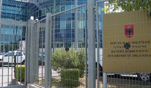 Mashtrimi me mikrokreditë! Çifti mori kredi për arredimin e banesës, MCA i “gllabëroi” ndërtesën tre kate, makinën e llogaritë bankare