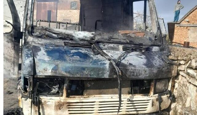 Çfarë ndodhi? Një furgon i parkuar në fshatin Metoq të Sarandës përfshihet nga flakët