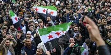 Së shpejti mund të simbolizojë Sirinë zyrtarisht, cila është historia pas flamurit të rebelëve sirianë