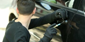 Grabiti një makinë dhe shuma parash, arrestohet 43-vjeçari në Lushnje