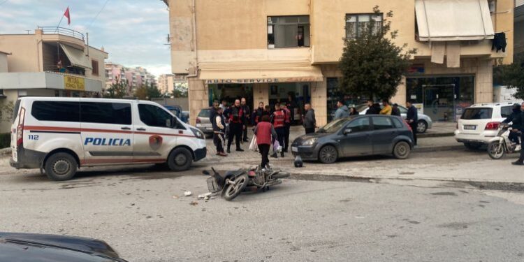 Ishin duke lëvizur me motor, makina përplas çiftin e bashkëshortëve dhe vajzën 3-vjeçare
