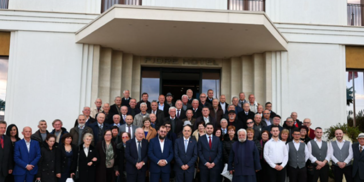 Presidenti Begaj uron nga qyteti i Kavajës festat e fundvitit