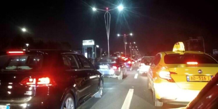 Çfarë ndodhi? Bllokohet autostradën Tiranë-Durrës, varg kilometrik automjetesh