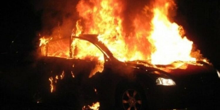 Çfarë ndodhi? Merr flakë një automjet, zjarri përhapet dhe te disa makina të parkuara aty pranë, dyshimet e para