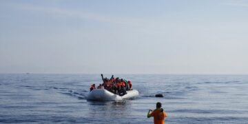 Pesë persona të vdekur pas fundosjes së anijes me emigrantë në brigjet greke