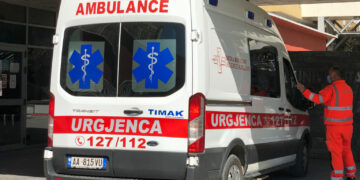 Aksident në Këlcyrë/ Përplasen dy automjete, një person përfundon në spital