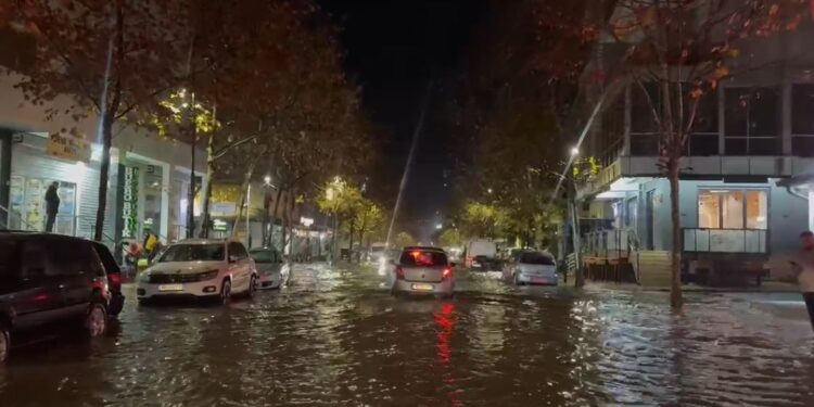 Rrugët kthehen në lumenj, reshje të dendura shiu, përmbytet Durrësi