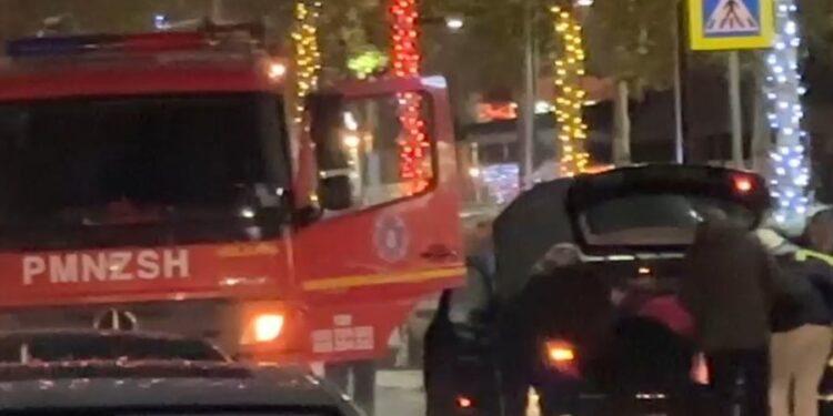Shpërthen në flakë një makinë në bulevardin “Ismail Qemali” të Vlorës