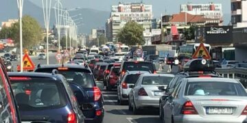 Kryeqyteti i ‘paralizuar’, trafiku në Tiranë përkeqësohet në fundvit, qytetarët: Është bërë i padurueshëm, na streson