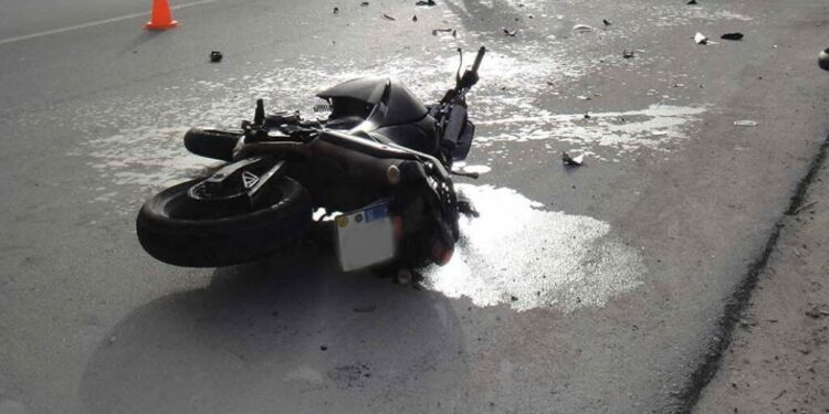 Aksident i rëndë në vend/ ‘Benzi’ përplas 66-vjeçarin me motor në aksin Fier-Shegan – Krutje
