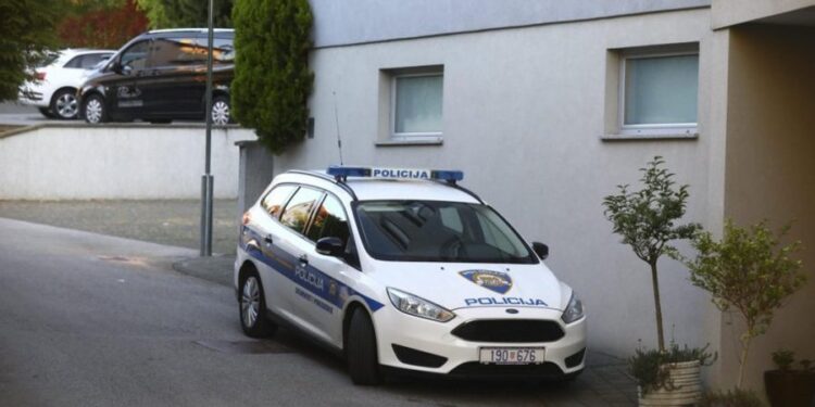 Nxënësi godet për vdekje bashkëmoshatarin e tij, plagos me th*kë dhe mësuesen