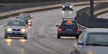 Udhëtimi i frikshëm, makina lëviz kundra-vajtje në autostradën Levan-Vlorë