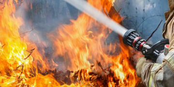 Përfshihet nga flakët banesa në Shkodër, raportimet e para