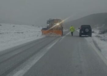 Reshje dëbore në Dardhë, borëpastrueset në terren, këshillohet përdorimi i gomave dimërore dhe zinxhirëve