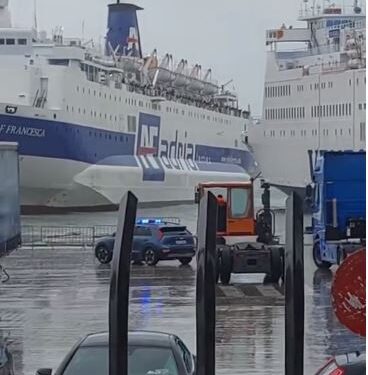 Stuhia trazon detin Adriatik, përplasen dy tragete në Portin e Durrësit