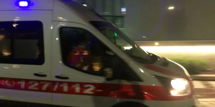 Makina del nga rruga në Lushnje dhe përfundon në përrua, banorët nxjerrin shoferin