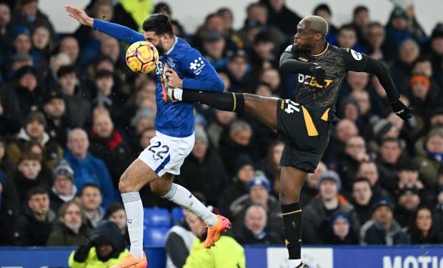 “Rivaliteti i bën mirë skuadrës”, trajneri i Everton motivon Brojën me shokë