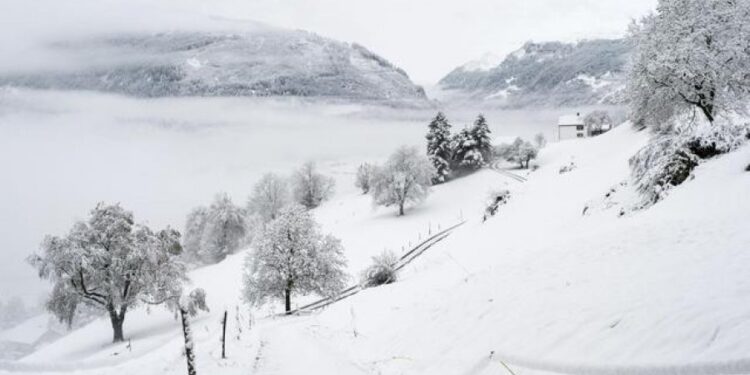 1m trashësi, dëbora bllokon rrugët në Theth