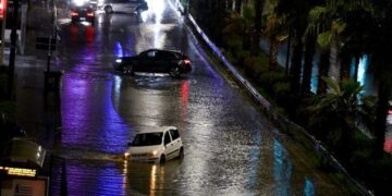 ‘Çmendet’ moti, përmbytjet bëjnë ‘kërdinë’ në këtë vend, rrugët kthehen në lumenj