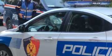 Kanosi bashkëshorten dhe fëmijët se do i digjte me benzinë, arrestohet 54-vjeçari në Kamëz