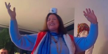 Më e lumtur se kurrë, Parashqevi Simaku kërcen me filxhan mbi kokë nën tingujt e muzikës popullore shqiptare