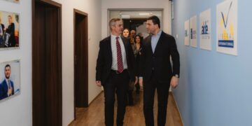 Zgjedhjet në Kosovë, Memli Krasniqi pret në takim ambasadorin e Mbretërisë së Bashkuar