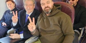 Nën shoqërinë e bashkëshortes dhe djalit, Berisha fluturon drejt Gjermanisë, për herë të parë pas ndryshimit të masës së sigurisë