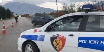 Aksident i rëndë në Shkodër, automjeti përplaset me kamionin, dy persona përfundojnë në spital