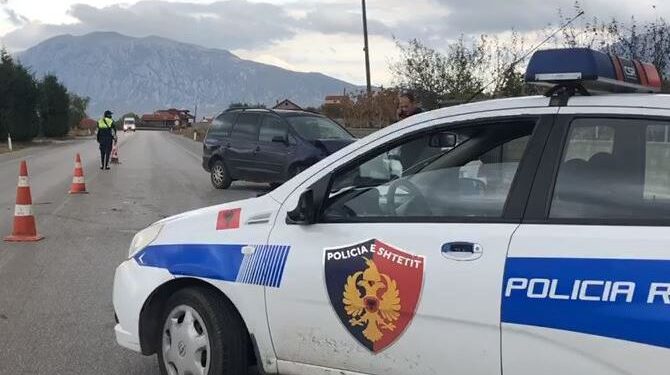 Aksident i rëndë në Shkodër, automjeti përplaset me kamionin, dy persona përfundojnë në spital