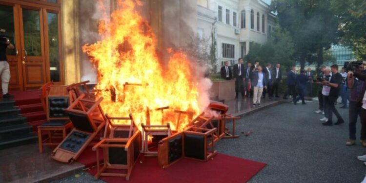 Nuk paguan vullnetarisht për karriget që dogjën, Kuvendi iu mban para nga rroga Bardhit, Nokës, Nallbatit dhe Hotit