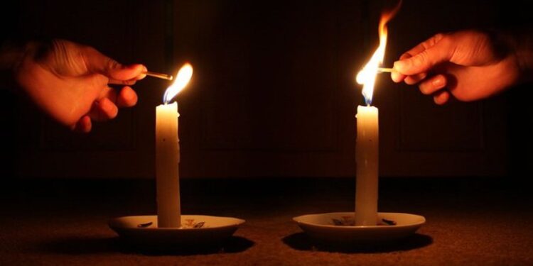 Shpërthen në flakë kabina elektrike e një pallati në Lezhë, një pjesë e qytetit mbetet në errësirë