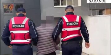 Policia arrestoi shitësin ambulant dhe i ngriti 5 akuza