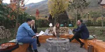 Në këtë formë, Xhemi Shehu ia fitoi zemrën bashkëshortit